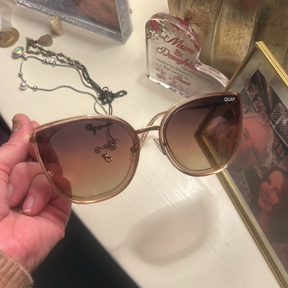 NWOT Quay Women's Flat Out Sunglasses - Picture 4 of 6